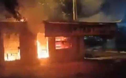 Parada de taxi incendiada.