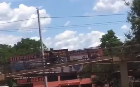 Motociclista invade viaducto peatonal en el km 9 en Ciudad del Este.