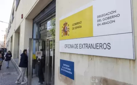 La admisi�n a tr�mite de la solicitud otorgar� autom�ticamente una autorizaci�n de residencia y trabajo por un a�o.