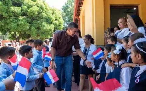 Santiago Pe�a en inicio de clases.