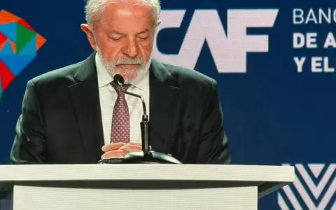 Lula da Silva, presidente de Brasil, disertante la CAF.