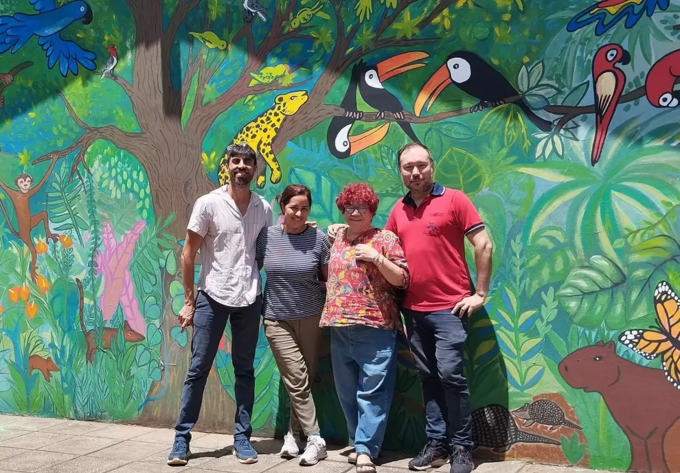 María Victoria "Mavi" Servín junto a asistentes en la muestra "Fauna sin techo". Cortesía