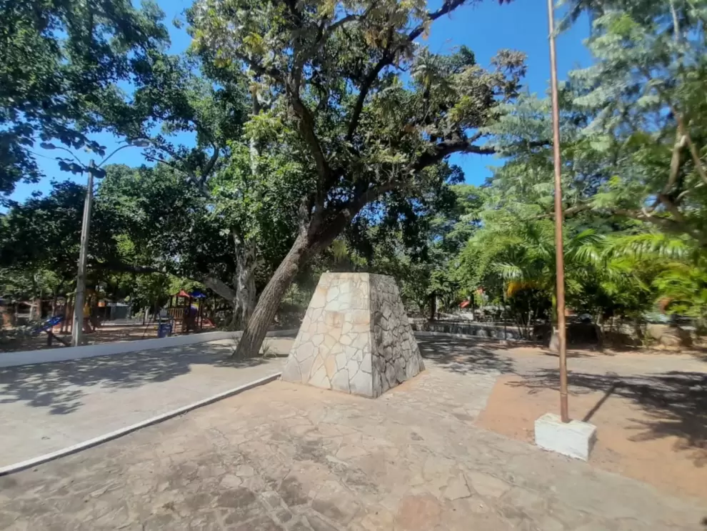 Retiro del busto de Bernardino Caballero del plaza central de la ciudad de San Bernardino.