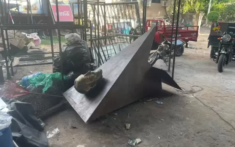 Retiro del busto de Bernardino Caballero del plaza central de la ciudad de San Bernardino.