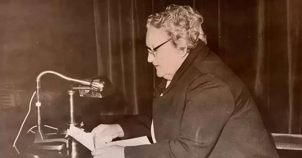 Josefina Pl� ofreciendo una conferencia sobre "El barroco en el Paraguay", Madrid, 1971. Archivo Fotogr�fico "Mundo Hisp�nico". Biblioteca AECID.