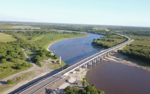 Puente que cruza el R�o Tebicuary.