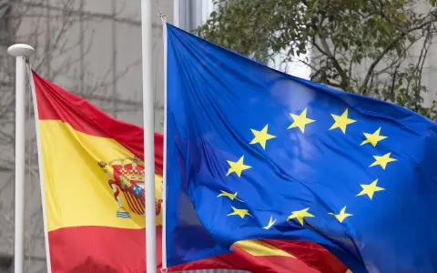 La bandera de Espa�a y de la Uni�n Europea.