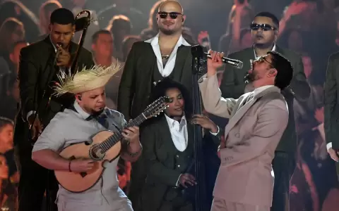 El rapero puertorrique�o Bad Bunny en concierto en el estadio Atanasio Girardot de Medell�n.