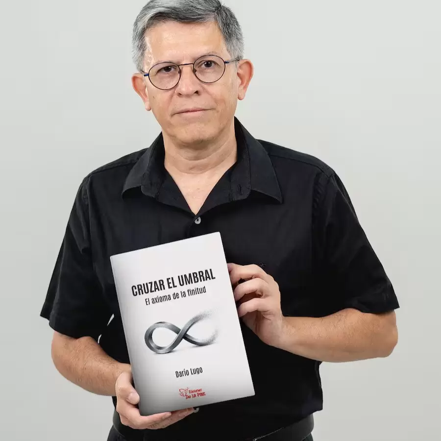 Darío Lugo sosteniendo su libro.