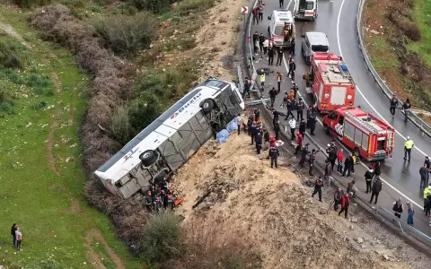 Vista a�rea de un accidente de autob�s donde trabajan los socorristas en Antalya, ciudad tur�stica costera del sur de Turqu�a.