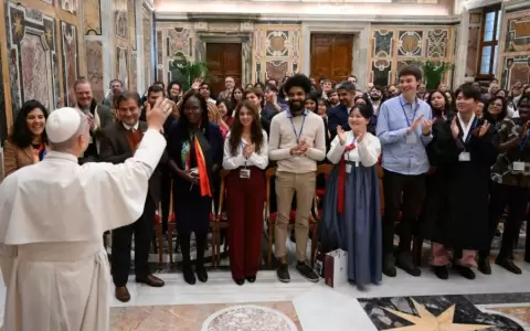 El papa Le�n junto a j�venes de todo el mundo.