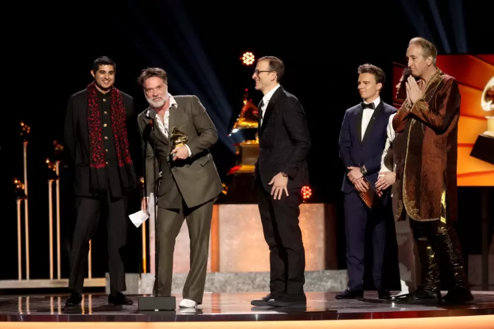 Rufus Wainwright acepta el Grammy al Mejor Álbum de Audio, Narración y Recuento Histórico en nombre del Dalai Lama durante la 68ª edición.