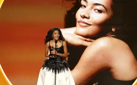 La cantante Olivia Dean acepta el premio al Mejor Artista Nuevo en el escenario durante la 68� entrega de los premios Grammy.