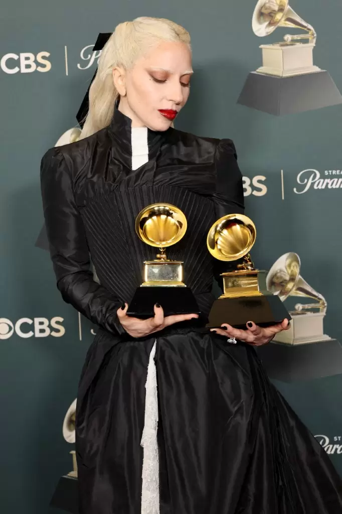 Lady Gaga, ganadora del Grammy a Mejor Grabación Dance/Pop por "Abracadabra" y Mejor Álbum Vocal Pop por "Mayhem".