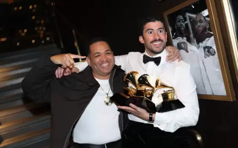 Bad Bunny posa con los premios �lbum del A�o, Mejor �lbum de M�sica Urbana y Mejor Interpretaci�n de M�sica Global.