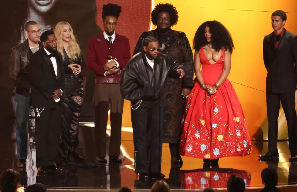 Los artistas Kendrick Lamar, el productor Sounwave y la cantante SZA aceptan el premio Grabación del Año por "Luther" durante la 68ª edición .