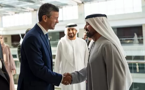 Pe�a en Dub�i con el Sheikh Ahmed bin Saeed Al Maktoum, presidente y director ejecutivo de Emirates Airline y presidente del Grupo.