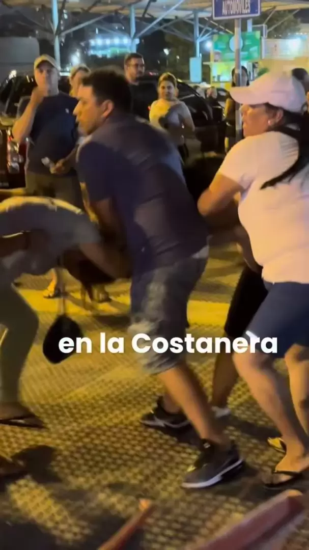 Violencia en la Costanera ante los agentes policiales. Foto: Captura de pantalla.