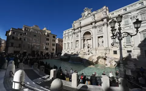 Turistas en la Fontana di Trevi de Roma, el 2 de febrero de 2026, tras la implementaci�n de una entrada de dos euros para controlar el acceso.