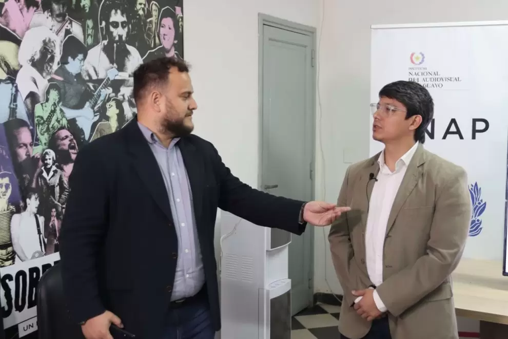 Christian Gayoso, director ejecutivo de la institución, junto a un asistente. Cortesía