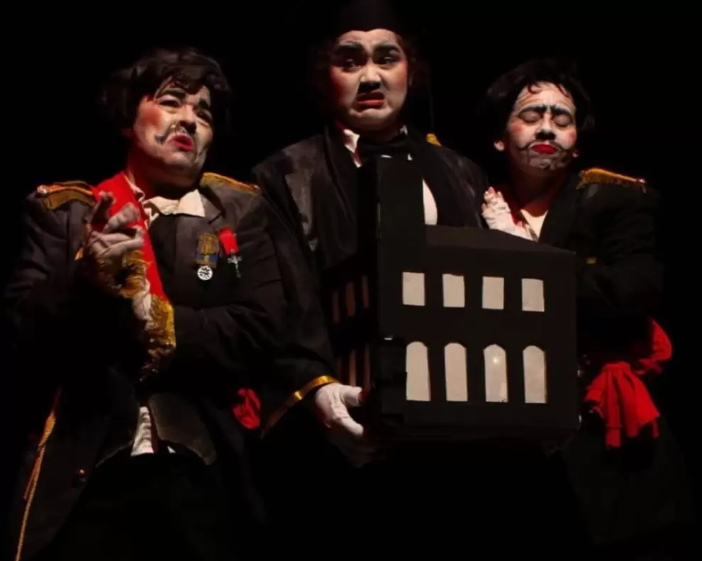 Puesta en escena de "El inspector general", escrita por Nikolái Gógol y dirigida por Ronald von Knobloch.