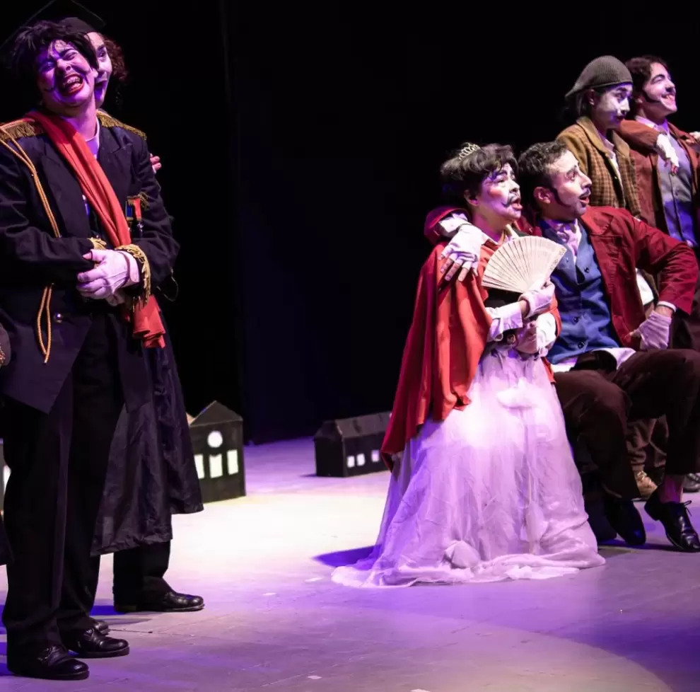 Puesta en escena de "El inspector general", escrita por Nikolái Gógol y dirigida por Ronald von Knobloch.