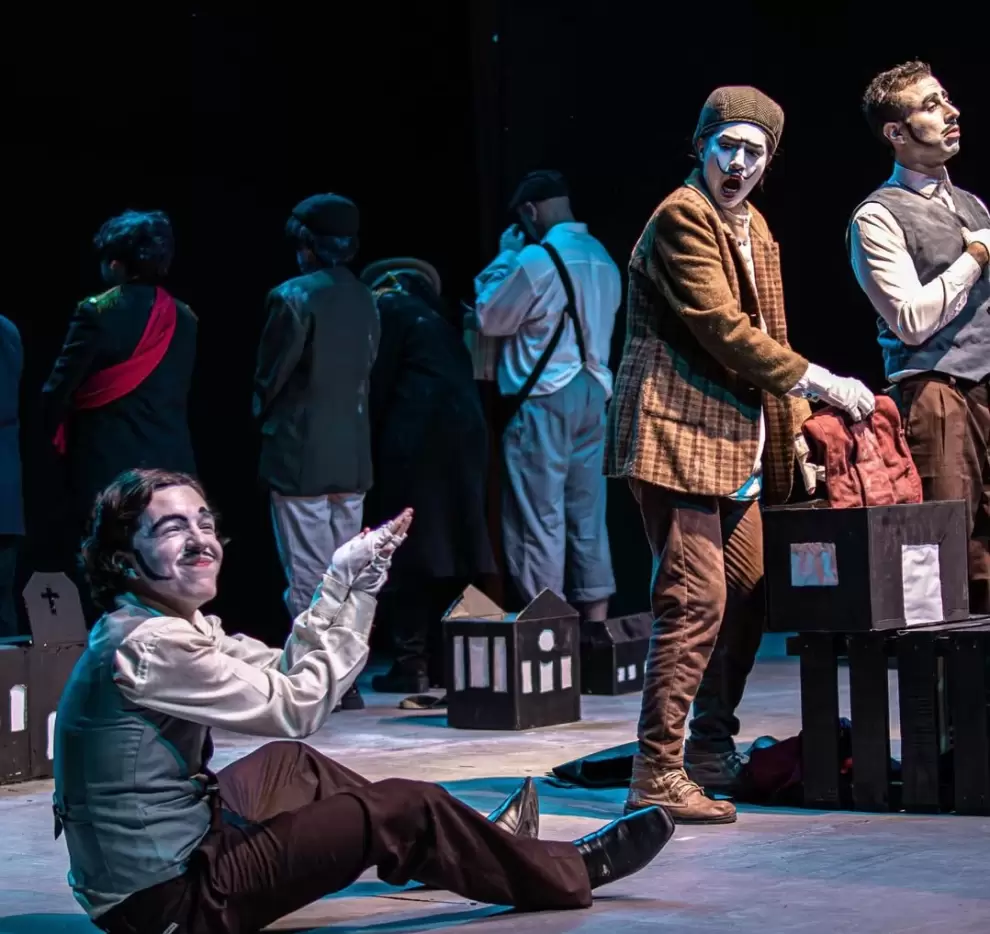 Puesta en escena de "El inspector general", escrita por Nikolái Gógol y dirigida por Ronald von Knobloch.