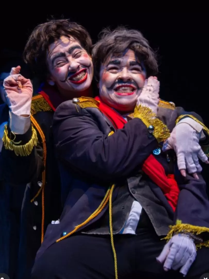 Puesta en escena de "El inspector general", escrita por Nikolái Gógol y dirigida por Ronald von Knobloch.