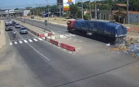 Cami�n pierde los frenos y sus mercader�as sobre la Ruta PY02 en Pedrozo.