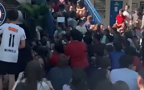 Alumnos toman el colegio Franc�s en Asunci�n.