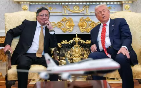 Presidente colombiano Gustavo Petro (izq.) y su hom�logo, el presidente estadounidense Donald Trump, reunidos en la Casa Blanca en Washington.