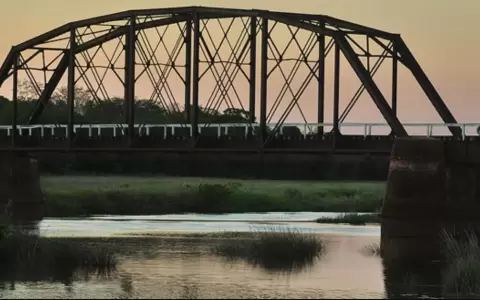 Puente Fierro Punta sobre cauce del r�o Pirap�, es muy visitado por turistas.