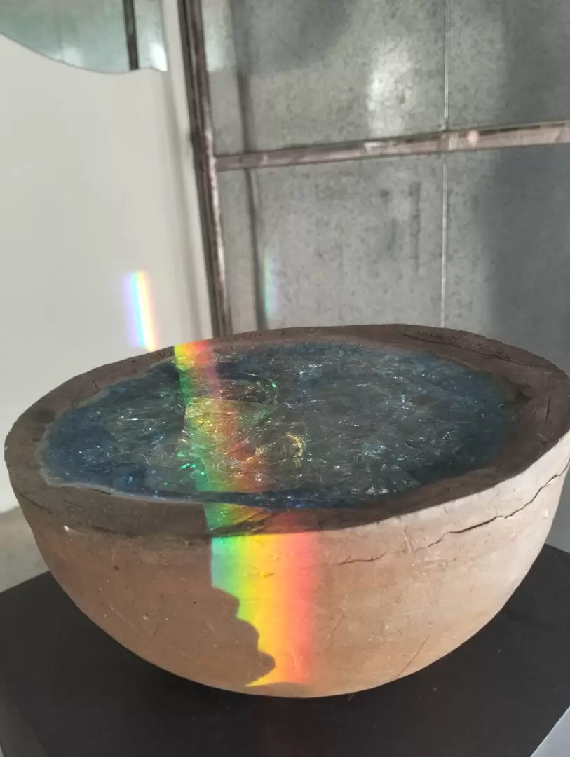 M�nica Gonz�lez, "Acu�fero Guaran� f�sil", 2025. Cer�mica, cristal y pigmentos. 60 cm de di�metro. Cortes�a de la artista.