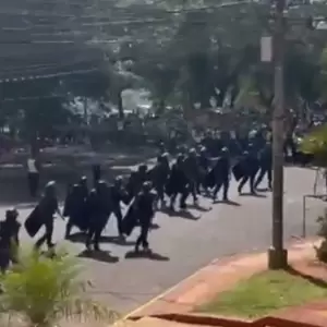 Reportan disturbios entre manifestantes y polic�as en zona del Congreso