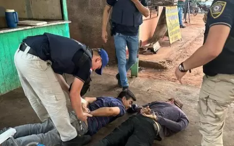 Procedimiento policial en Liberaci�n, departamento de San Pedro. Agentes detienen a los presuntos implicados en el homicidio del comerciante pakistan�
