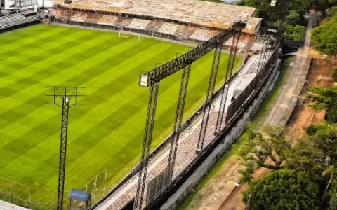 Parte del estadio del Club Libertad se encuentra en la franja de dominio.