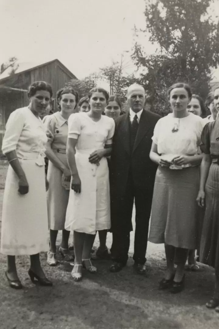 El ministro de Economía Andrés Barbero con unas damas en la visita a la colonia La Colmena. Archivo de la Casa Barbero.