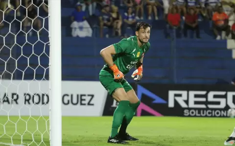 Alexis Martin Arias, la gran figura en el R�o Parapit� para salvar el invicto de Cerro Porte�o.
