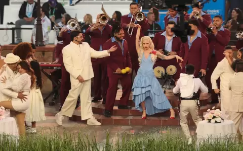 Lady Gaga y Bad Bunny durante el espect�culo del medio tiempo del Super Bowl LX entre Patriots y Seahawks, en el Levi's Stadium de Santa Clara.