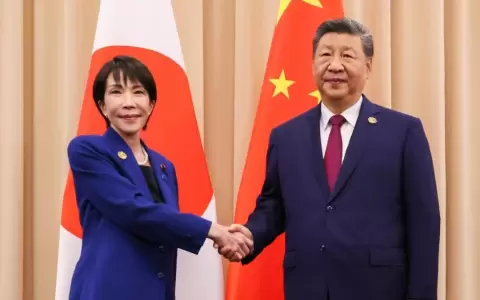 La primera ministra de Jap�n, Sanae Takaichi, y el presidente de China, Xi Jinping.