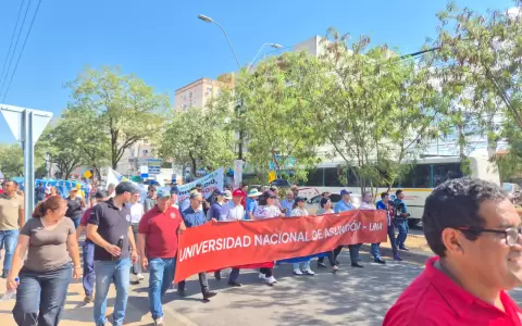 Universidad Nacional de Asunci�n y Hospital de Cl�nicas inicia paro indefinido por cambios en la Caja Fiscal.