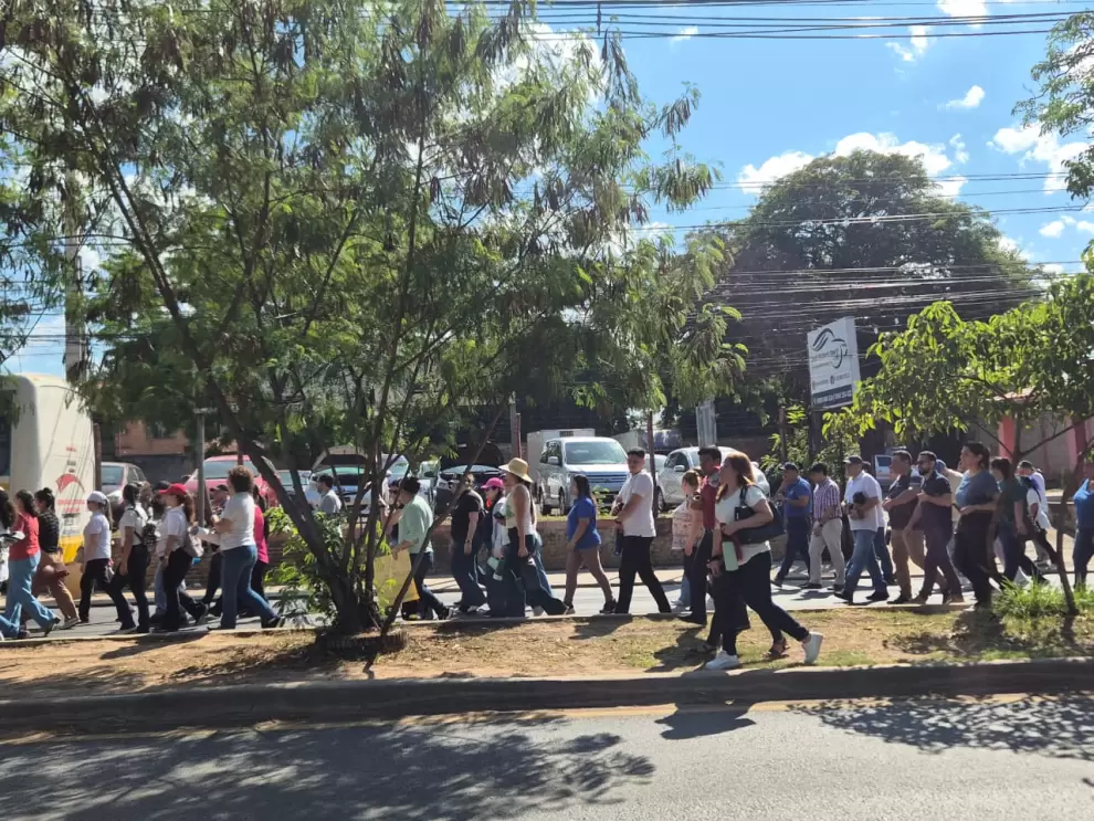 Universidad Nacional de Asunci�n y Hospital de Cl�nicas inicia paro indefinido por cambios en la Caja Fiscal.