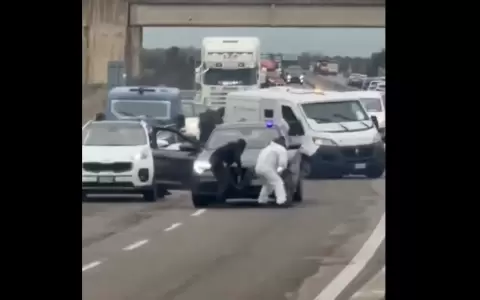 Comando armado ataca furg�n blindado y enfrenta a Carabinieri en carretera de Italia.
