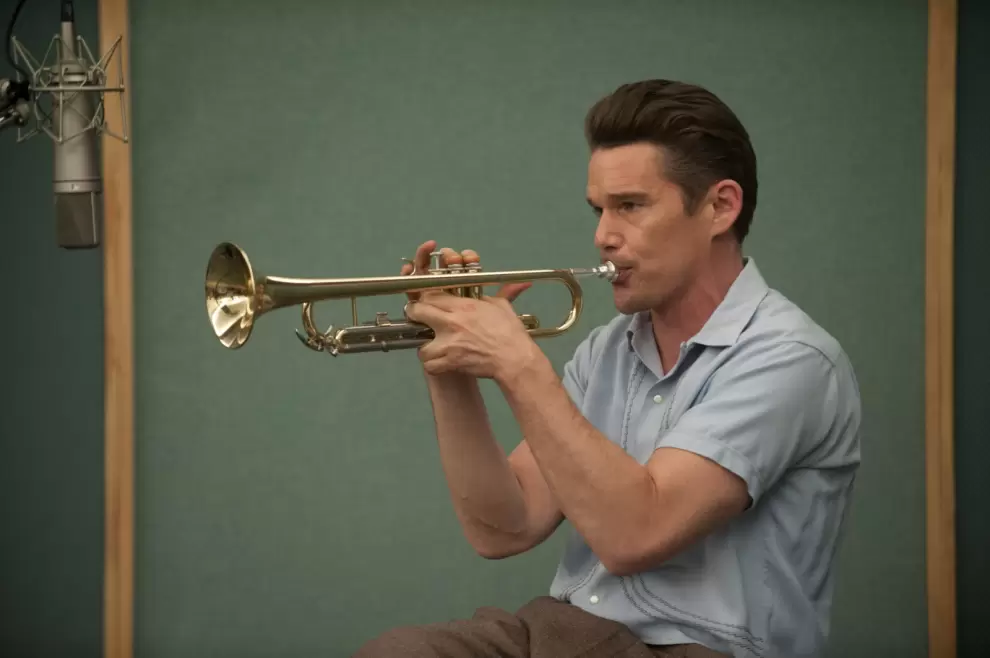 "Born to Be Blue" (2015) dirigido y escrito por Robert Budreau.