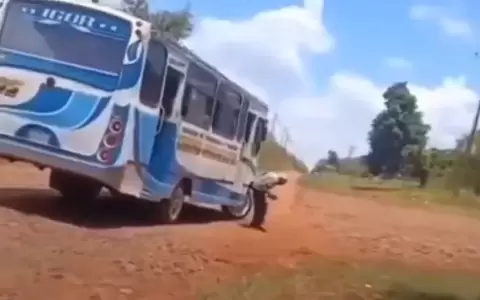Adulto mayor obligado a bajar de un bus termina en el corral�n.