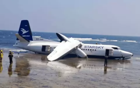 Avi�n de StarSky Aviation se estrella en la costa de Mogadiscio, Somal�a.