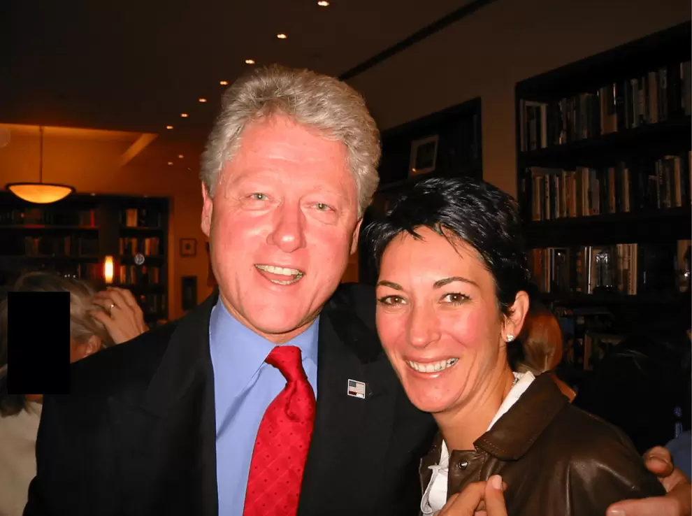 Bill Clinton junto a Ghislaine Maxwell. Foto: U.S. Department of Justice via The New York Times