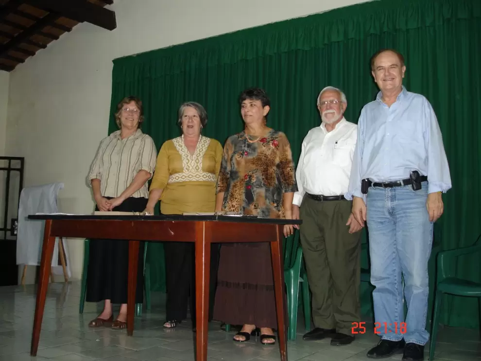 La antropóloga Graciela Chamorro durante la ceremonia de entrega del Premio Branislava Susnik 2006, recibido de manos de Marilyn Rehnfeldt