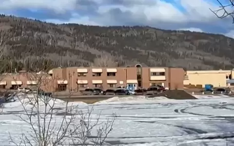 El edificio de la escuela secundaria y preparatoria donde ocurri� un tiroteo en el peque�o pueblo de Tumbler Ridge, Columbia Brit�nica.