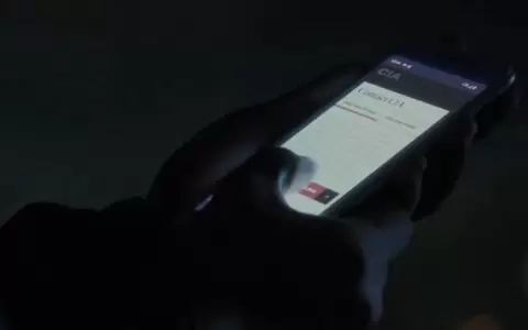 En la escena final del video, un trabajador del gobierno chino contacta con la CIA. CIA captura de video